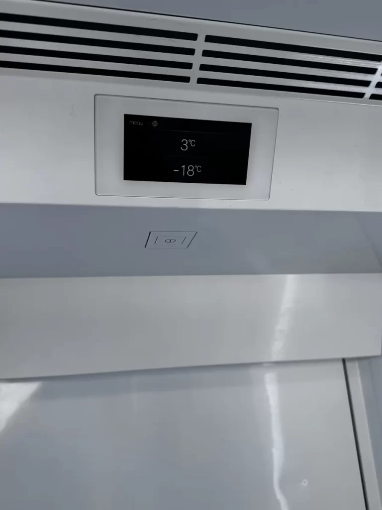 Thermador fridge display showing 3 degrees in the fridge and minus 18 in the freezer after the repair